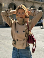 Veste trench beige femme en matériau léger, double boutonnage et col à revers classique. Parfaite pour la mi-saison.