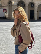 Veste trench beige femme à double boutonnage, en tissu léger, adaptée pour les saisons intermédiaires.