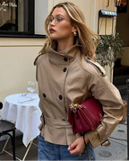 Veste trench beige femme à double boutonnage, en matériau léger, au design classique adapté à diverses occasions.