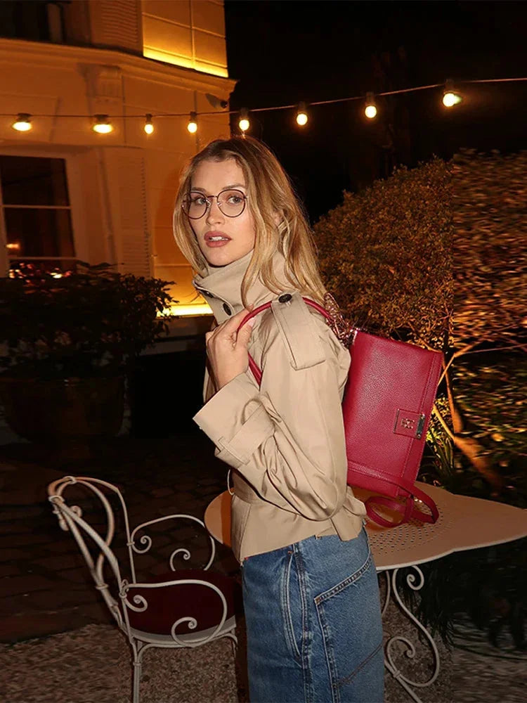 Veste trench beige femme à double boutonnage, en mélange de coton léger, coupe classique et cintrée.