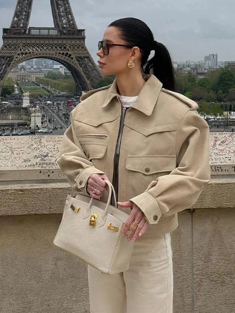 Veste trench courte beige femme avec col à revers et tissu léger, idéal pour des styles variés.