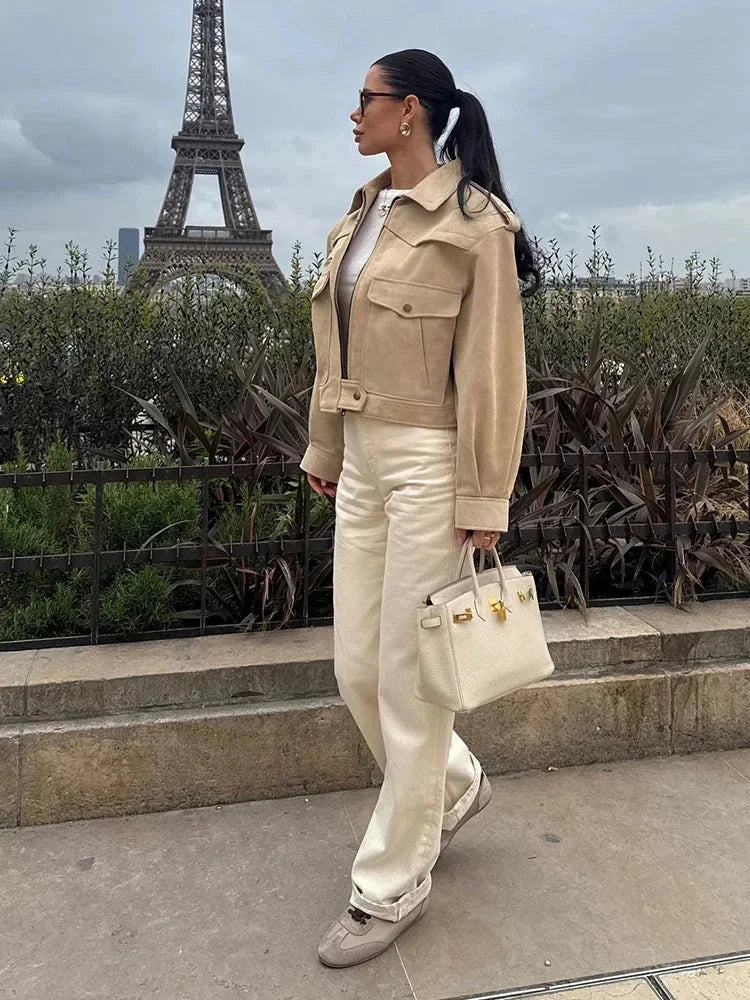 Veste trench courte beige pour femme avec col à revers, en tissu léger, au design classique.
