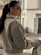 Veste trench courte beige femme, col à revers, en tissu léger, idéale pour le printemps.