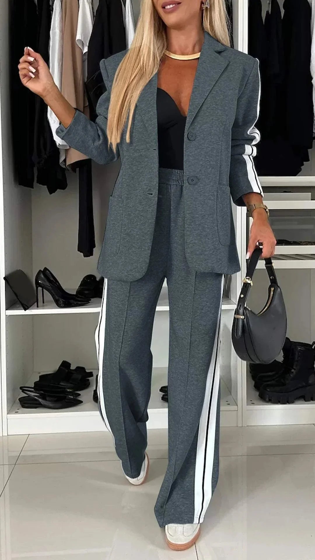 Ensemble blazer et pantalon pour femme, noir, à rayures, en tissu léger, avec poches pratiques.