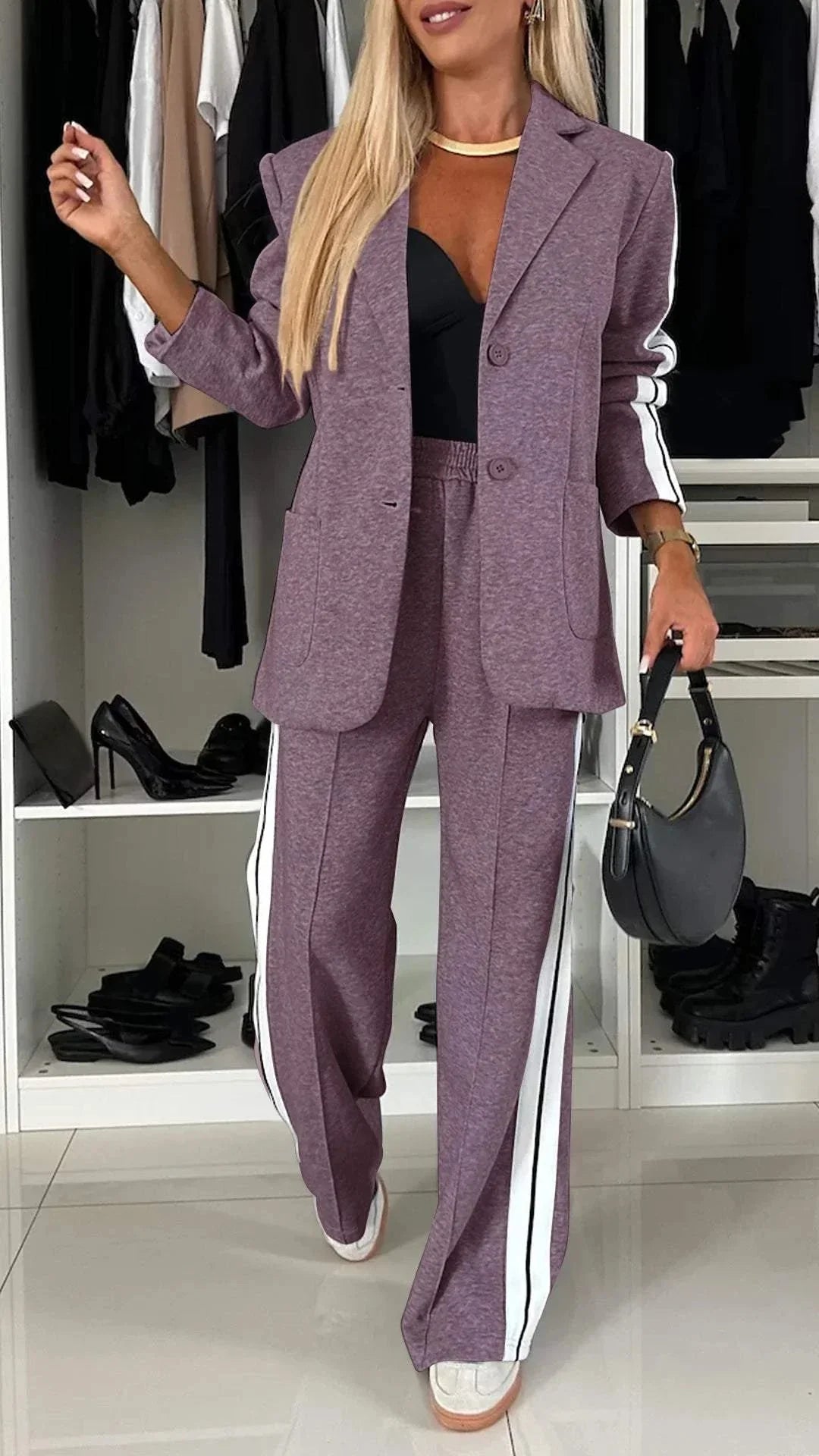 Ensemble blazer et pantalon pour femme, rayé, noir, avec poches, en tissu léger, coupe classique.