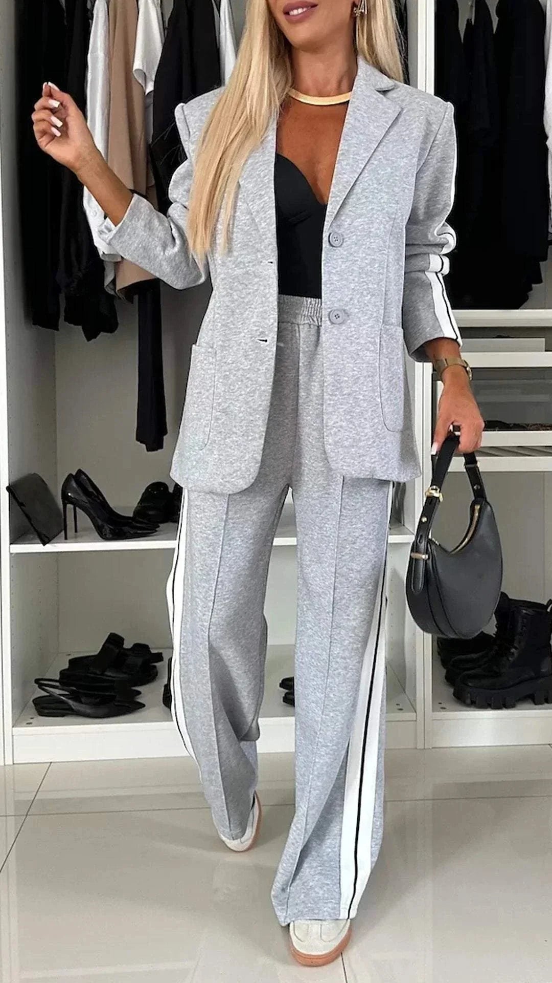 Ensemble blazer et pantalon pour femme, noir, à rayures, avec poches, en tissu léger et respirant.
