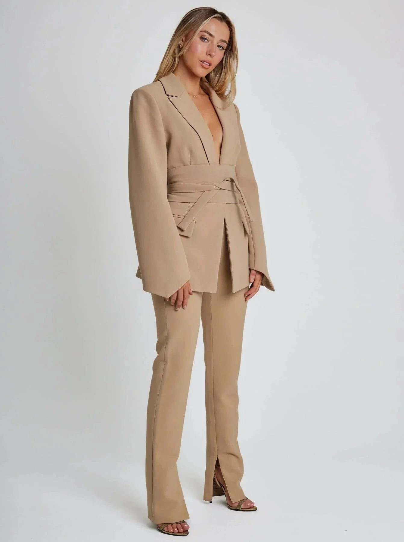 Blazer portefeuille femme kaki, ceinture à nouer, manches longues, design décontracté.